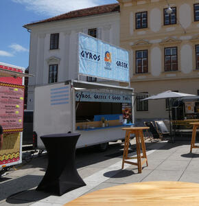 gyros stand