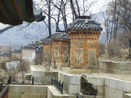Cylindrical objects at Kyeongbokkung 