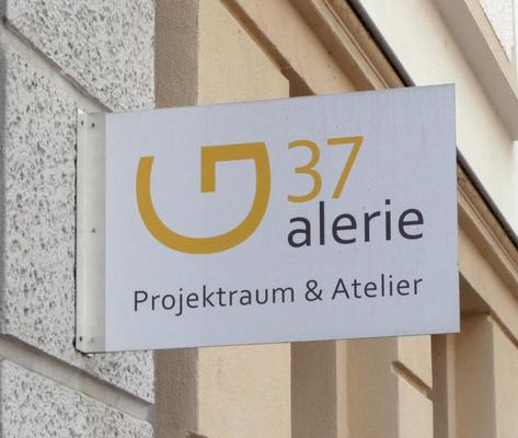 Sign for Galerie 37 Projektraum & Atelier. The G is rotated 90 degrees counter-clockwise.