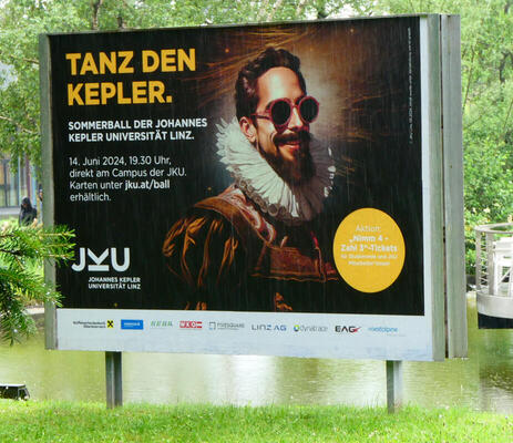 Poster: Tanz den Kepler. Pictured is Johannes Kepler wearing round-lens sunglasses.