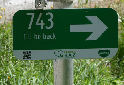 Sign with number 743. Under it, the words “I’ll be back.” An arrow points to the right.