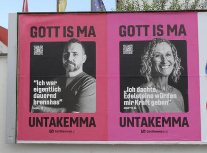 Two posters with caption GOTT IS MA UNTAKEMMA. At left, bearded man, saying „Ich war eigentlich dauernd brennhas“ At right, a woman with glasses, saying „Ich dachte, Edelsteine würden mir Kraft geben“