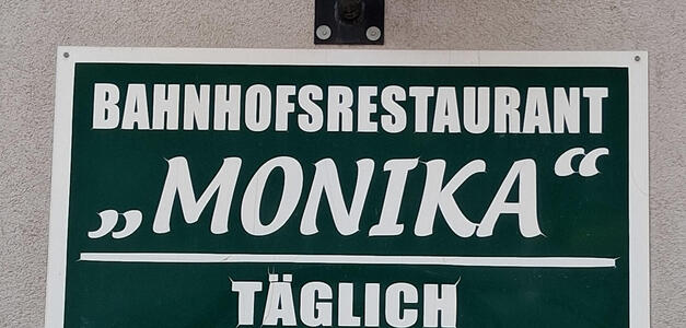 Sign with opening lower left-facing quote and upper right right-facing quote maraks