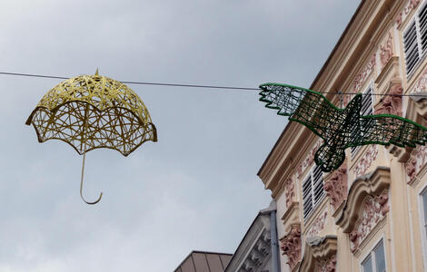 Wire frame yellow umbrella and green bird