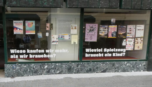 Window signs: Wieso kaufen wir mehr, als wir brauchen? Wieviel Spielzeug braucht ein Kind?