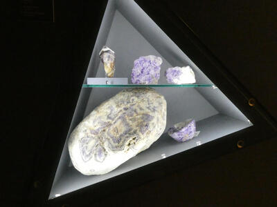 Crystals with mainly purple coloration