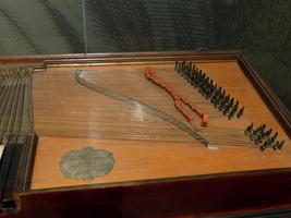Strings of a fretted clavichord