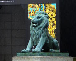 lion sculpture outside museum lion sculpture outside museum