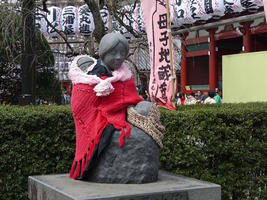mother child statue in red shawl mother child statue in red shawl