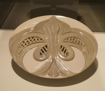 fleur de lis plate
