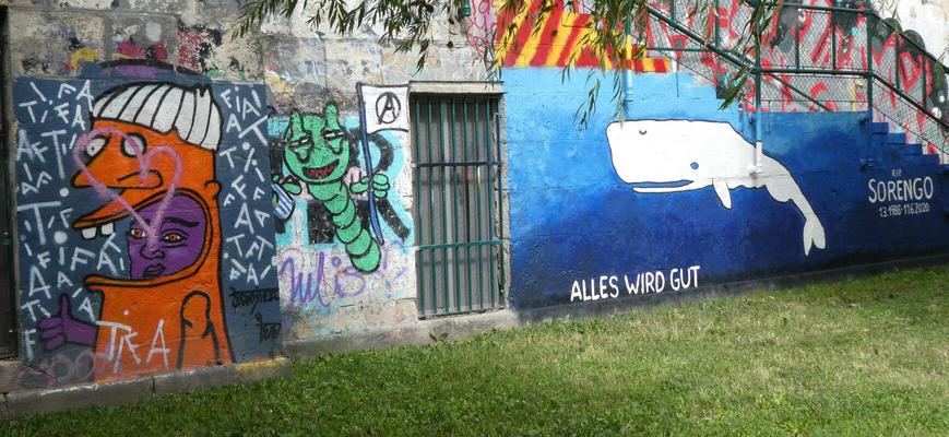 White whale on sea-blue background. Text: Alles Wird Gut