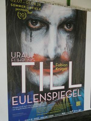 Poster for a play about Till Eulenspiegel. The person portrayed has joker-like makeup on.