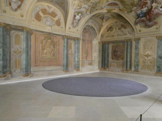 Room with fresco-ed walls. In center, a large circle made of lavender (the plant)