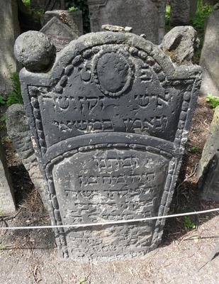 Hedstone with Hebrew carving that is still readable