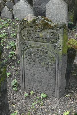 Headstone with somewhat clear Hebrew carving