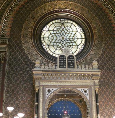 At top, stained glass with rounded-edge six-pointed figure; below it the ten commandments: at bottom, the ner tamid