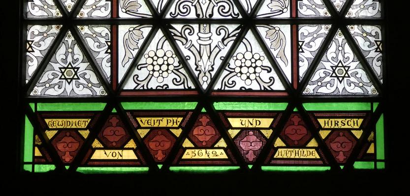 Stained glass with German inscription dated Hebrew year 5642 (1882)