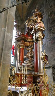 Altar piece with red wood columns and gold decoration