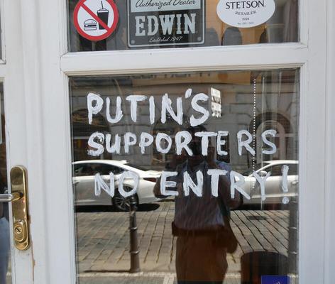 Door with white paint on glass window: Putin’s supporters no entry!